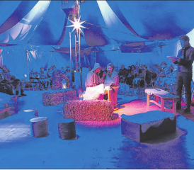 Lebendige Feier in der «lebendigen Krippe». Die Korpsweihnachtsfeier der Heilsarmee fand ein letztes Mal im Zelt statt. (Bild: zVg.)