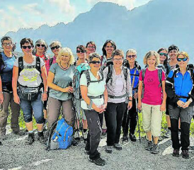 Das Panorama und die schöne Bergwelt genossen: Der Frauenturnverein Zetzwil auf seiner Vereinsreise im Berner Oberland. (Bild: zVg.)