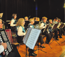 Fest im Griff: Die Dirigentin, Susanne Bucher, führt den Handharmonika-Club Staffelbach mit sicherer Hand. (Bilder: st.)