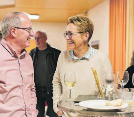 Geselliger Teil zum Anschluss: Jules Giger, Präsident Impuls Zusammenleben im Gespräch mit seiner Vorstandskollegin Yvonne Zsidi. (Bilder: dr.)