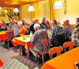 Die Männerriege SVR Reinach starteten die gesellige und kameradschaftliche Riegenversammlung mit einem Nachtessen im Restaurant Central. (Bild: zVg.)