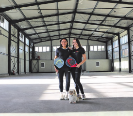 Durch die beiden Gründerinnen Nadia Acuña und Alex Alegre wird in Reinach bald eine Padelhalle eröffnet, die nicht nur sportliche Aktivität, sondern auch garantiert gute Laune und jede Menge Spass verspricht. (Bild: Janine Flückiger)