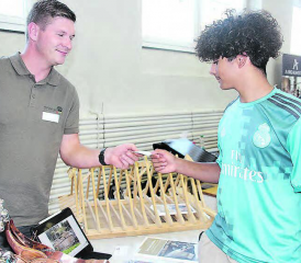 Ein erster Schritt ist geschafft. 24 Lehrbetriebe gaben nicht nur symbolisch ihre Visitenkarte ab.