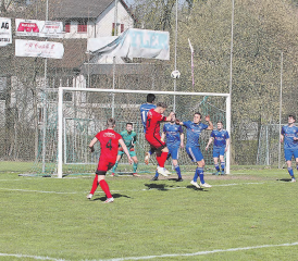 Menzo oft in Tornähe, aber Beinwil hielt dicht: Patriot Halitis (11) Kopfball zischte über die Latte. (Bild: -hhe-)