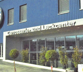 Dem Gesamtbild der Emil Frey-Werkstätten angepasst: Das neue Carrosserieund Lackcenter steht seit der letzten Märzwoche in Betrieb. (Bilder: st.)