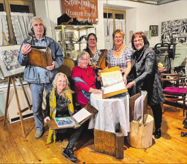 Die Märlibücher wurden an diesem Abend offiziell dem Weberei- und Heimatmuseum übergeben. (Bild: zVg.)