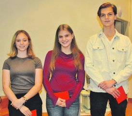 Die Klassenbesten der Abschlussklassen (v.l.): Mei Baumann, Julia Bekier und Dario Kuster. Ihre nächsten Schritte führen vorerst an die Kantonsschulen, um später in ein Studium einzusteigen. Es fehlt Rachel Zielfeld. (Bilder: st.)