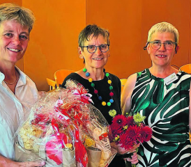 Es gab ein ganz besonderes Jubiläum zu feiern: Brigitte Vogel, Stiftungsrat Pro Senectute Aargau; Maya Bussmann, Mittagstisch Birrwil, die für das 35-Jahre-Jubiläum beschenkt wurde und Verena Scheurer, Stellenleiterin Bezirk Kulm. (Bild: zVg.)