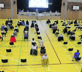 Grosse Halle, kleines Interesse: An der Einwohnergemeindeversammlung waren keine öffentlich wirksamen Themen traktandiert. (Bild: Kaspar Flückiger)