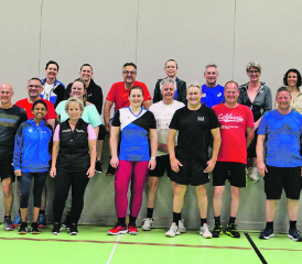 Zurzeit trainieren die Männergruppe und die Ladys35+ zusammen für das Eidgenössische Turnfest, welches im Juni in Lausanne stattfindet. Eine willkommene Abwechslung findet die Trainerin Heidi Lüscher. (Bilder: jaf.)