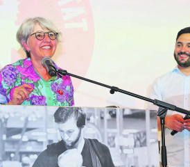 Bundesrätin Elisabeth Baume-Schneider bedankt sich am Fest der Solidarität beim Tennwiler Publikum, beobachtet wird sie vom Aargauer SP-Nationalrat Cédric Wermuth. (Bild: rc.)