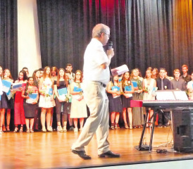 Am Ende der obligatorischen Schulzeit: Die austretenden Schülerinnen und Schüler durften ihre Zeugnisse entgegen nehmen. (Bild: zVg.)