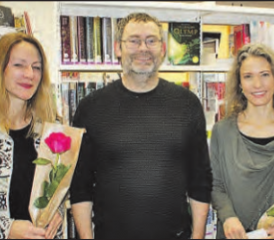 Wechsel in der Bibliothekskommission: (v.li.) Sandra Mannhart (neu), Präsident Remo Isch und die austretende Marlene Zweifel. (Bild: zVg.)