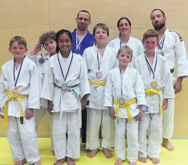 Erfolgreiche Kämpfer vom Judo Club Arashi Kulm (v.l.): Nils Büttler, Lias Tschopp, Angel-Mae Brupbacher, Philippe Kölliker, Marco Daetwyler, Martina Genduso, Kimon Rohr, Leandro Hunziker, Dominic Sigrist. (Bild: zVg.)