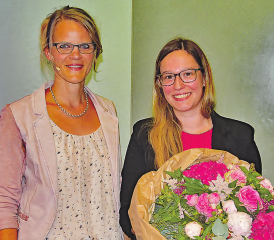 Eine Laudatio auf die scheidende Leiterin Finanzen gehalten: Gemeindeammann Katrin Burgherr-Burgherr (li.) würdigte die Verdienste von Janine Rupp, die Ende September die Gemeinde Reitnau verlässt. (Bild: aw.)