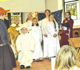 Glücklich vereint an der Krippe: Die Verknüpfung der alten und neuen Zeit hat im Grunde an der Weihnachtsgeschichte nichts geändert. (Bild: Frieda Steffen)