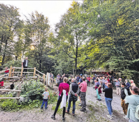 Vizeammann und Waldchef Peter Hochuli begrüsste die interessierte Gästeschar. (Bilder: Petra Hauri)