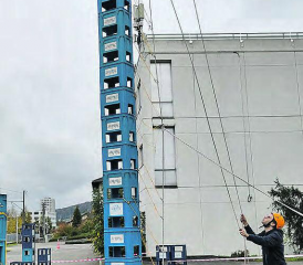 Harassenklettern als Highlight: Das 40-Jahr-Jubiäum der Pionier Jungschar Reinach bot Anlass zu einem abwechslungsreichen Anlass auf dem Neumattplatz. (Bild: zVg.)