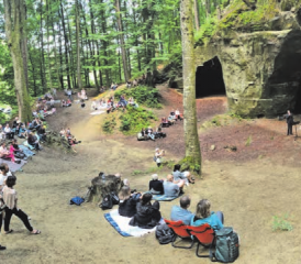 Sitzplatz mit Rundumsicht und schöner Musik: Das hügelige Gelände erweist sich als ideal für spielende Kinder, Eltern die es etwas ruhiger nehmen wollen und Ausflügler, denen die Feuerstelle gelegen kommt.