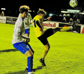 Der FC Kölliken, hier mit Ramon Schlatter (rechts) unterlag deutlich. (Bild: Roland Jaus)