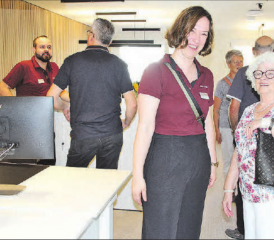 Raiffeisen-Projektleiterin Regula Lüthi freut sich mit der Kundschaft über den gelungenen Umbau der Geschäftsstelle Unterkulm. (Bilder: rms.)