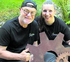 Reise in eine neue Zeit: Ernst Meier und Simone Gysi – die Zahnräder der «Jugendchor-Maschine» drehen weiter. (Bild: zVg)