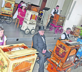 Einer spielt, die anderen lauschen: Ein Drehorgelkonzert weist einen besonderen Charakter auf. (Bilder: aw.)