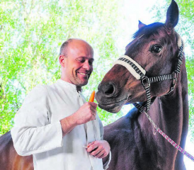 Mit Leib und Seele ist Simon Hauri Pferdetierarzt. (Bild: zVg.)
