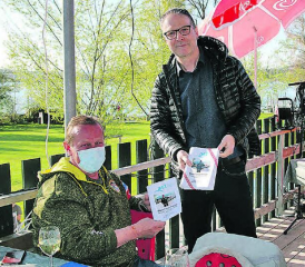 Abschied nach 22 Jahren als Betriebsleiter des Arbeiterstrandbades Tennwil: Stiftungsratspräsident Jürg Lienhard übergibt dem glücklichen Dani Leuenberger die «Rückblicks-Broschüre». (Bilder: zVg.)