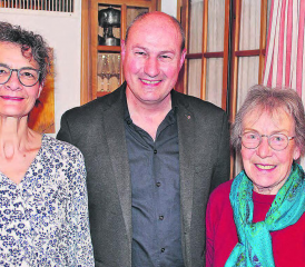 Ehrungen anlässlich der Generalversammlung: Präsident Thomas Wyss dankt den Vereinsmitgliedern Claudia Estermann und Maria Habermacher für ihre langjährigen Verdienste. (Bild: zVg.)