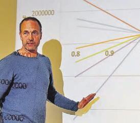 Erklärt Abweichungsfaktoren relevanter Grössen zum Erwartungswert: Der Staffelbacher Windkraftanlagenexperte Nik Walther in Aktion. (Bild: aw.)