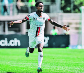 Erstes Saisontor für Noël Wetz. Sein Befreiungsschlag entpuppte sich als Torschuss aus 70 Metern und führte zum 2:1-Führungstreffer für die Aarauer. (Bild: Sarah Rölli)