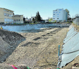 Zivital-Überbauung mitten im Dorfzentrum von Menziken: 25 Wohnungen auf fünf Stockwerken entstehen hier. (Bild: zVg.)