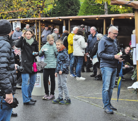 Nicht nur Essen, Trinken und Kaufen: Der Lichterzaubermärit in Leerau dient auch der Begegnung, dem Gedankenaustausch und der Geselligkeit. (Bilder: Frieda Steffen)