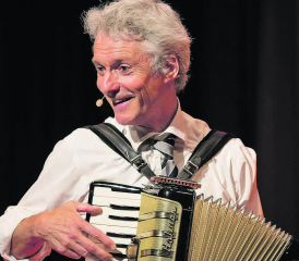 Gerhard Tschan präsentierte im Kulturzentrum Forum in Seon Wort- und Tonspiele vom Feinsten. (Bild: Josef Stocker)