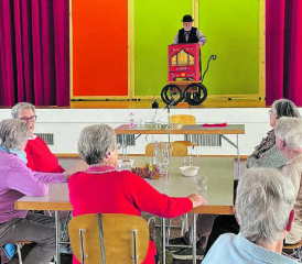 So kann ein altes Spiel immer wieder Freude bereiten: Lotto im Kirchgemeindehaus Menziken, mit Drehorgelmann Peter Gasser und spielfreudigen Senioren. (Bild: bvn.)