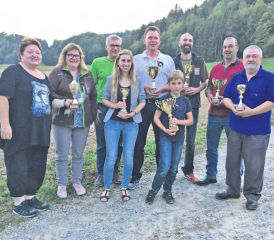 Fröhliches Absenden: Die Gruppensieger mit ihren Wanderpreisen. (Bild: zVg.)