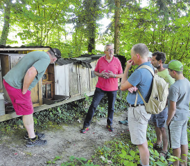 Naturkunde beim Bienenstock: Im Brunacher gibt Ulrich Niklaus sein Wissen an die Teilnehmenden weiter. (Bilder: moha.)
