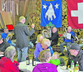«Comeback» im Waldwerkhof: Die Musikgesellschaft Zetzwil bei ihrem Ständchen nahe des Publikums. (Bilder: wr.)