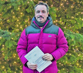 Ob er mit dem Ruftaxi in die Niklaus-Thut-Stadt kam? Gemeinderat Manfred Müller mit einer Tschannen-Abrechnung vor dem Weihnachtsbaum in Zofingen. (Bild: aw.)