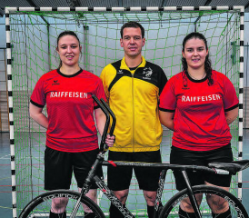 Das Schöftler Frauen Radballteam mit (v.l.) Melissa Chételat, Michael Baumann (Coach) und Valerie Suter. (Bild: zVg.)