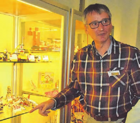 Ein begeisterter Lego-Spieler: Thomas Müller hat die diesjährige Jahresausstellung mit interessanten Objekten realisiert.