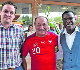 Freuen sich über einen gelungenen Anlass: Gemeindeammann Andreas Fetscher, Festredner und AFV-Präsident Luigi Ponte sowie Grossrat Ignatius Ounde, Mitglied der Kulturkommission Gränichen. (Bild: ran.)