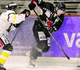 Eishockey auf hohem 1.-Liga-Niveau: Reinachs Dario Arnold (in Schwarz) kämpft gegen den Wetziker Thomas Büsser – die Gäste setzten sich jedoch bis zuletzt durch. (Bild: Remo Conoci)