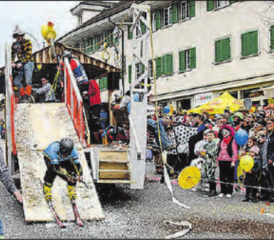 Fasnacht in Beromünster: Die Götschizunft Hildisrieden auf der Skipiste, die Böggenzunft Neudorf im Zirkus, die Hahnerüücher auf Jagdtourismus, die geisternden Willisauer Moorsträggele und der Möischterer Zunfmeister Bär Josef I. am Orangen verteilen. (Bilder: mars.)