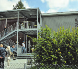 Von vorne gesehen eher schmächtig: Das Volumen für die sechs geräumigen Schulzimmer erstreckt sich nach hinten raus. (Bilder: st.)