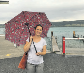 Unter dem Regenschirm statt im Ruderboot: Die Seetalerin Anna Hitz liest Kindheitsgedichte rund um Wasser, Sand und Wellen aus ihrer Zweitheimat Schweden. (Bild: zVg.)