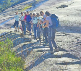 Die Turnerinnen des FTV Leutwil, wanderten über Stock und Stein. (Bild: zVg.)