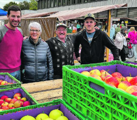 Mehrmals musste Nachschub besorgt werden: Vreni und Hansueli Maurer mit ihren Söhnen Andres (links) und Marcel boten verschiedene Apfelsorten und Apfelsaft an. (Bilder: Kaspar Flückiger)