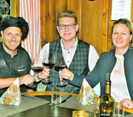 Anstossen auf eine neue Zukunft im Rickenbacher Löwen: (v.l.): Philipp Habermacher, Léon Caminada und Julia Habermacher. (Bild: mars.)